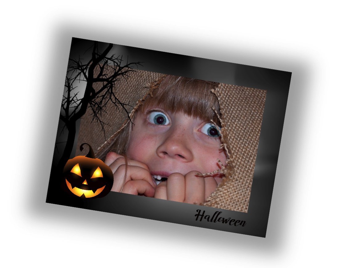 une carte postale personnalisée pour Halloween avec une fille qui a peur