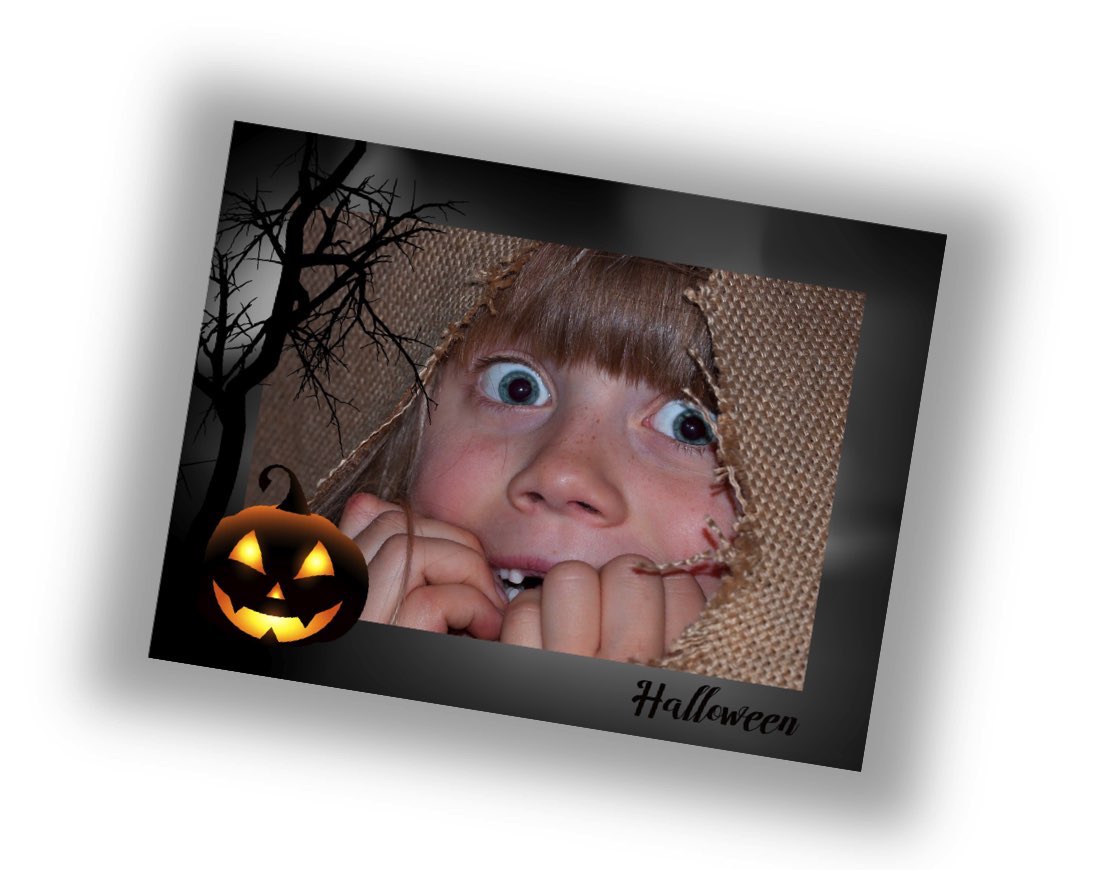 eine personalisierte Halloween-Postkarte mit einem gruseligen Mädchen