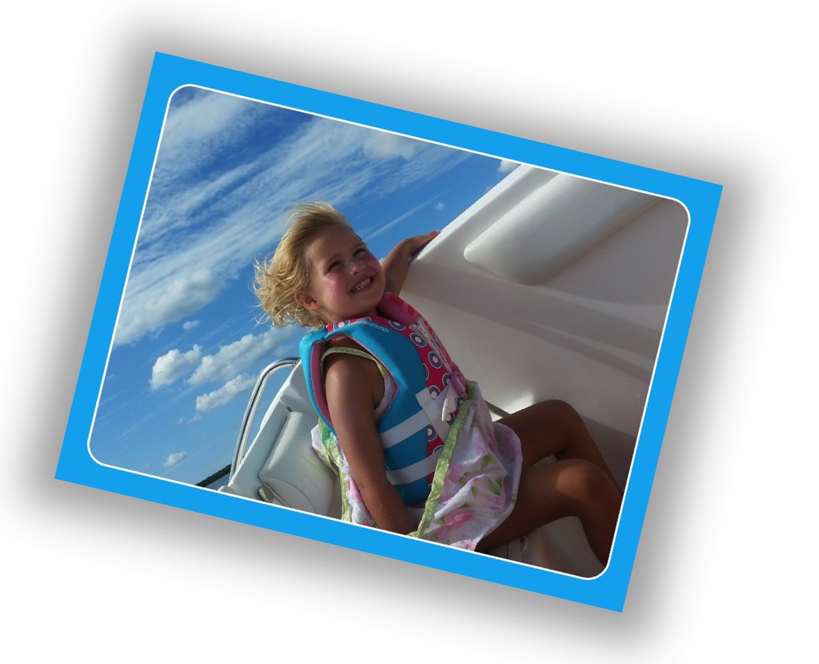 eine Postkarte eines Kindes auf einem Boot