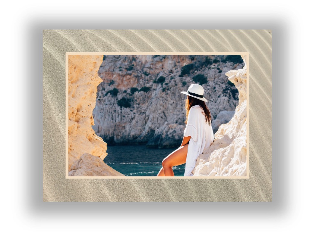 eine Postkarte mit einer Frau am Meer
